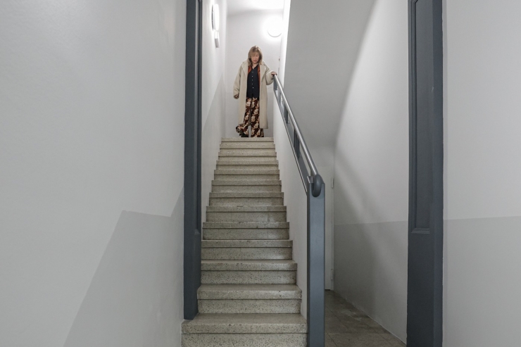 La ministra de Presidència, Economia, Treball i Habitatge, Conxita Marsol, en un dels blocs de pisos d'Arinsal.